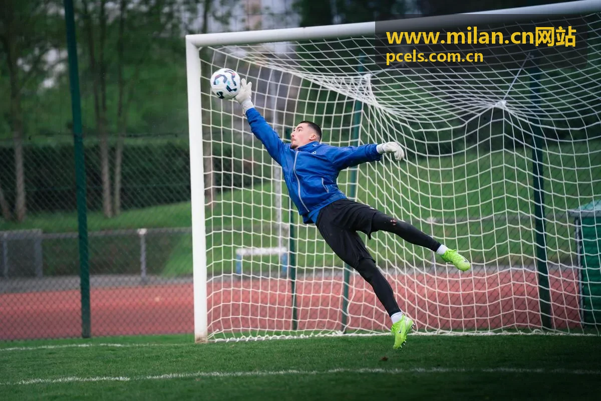 www.milan.cn网站米兰街头初秋穿搭灵感片段